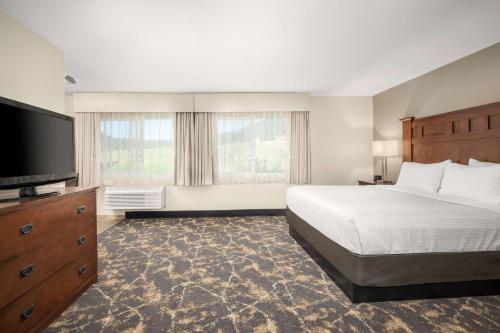 Postel nebo postele na pokoji v ubytování La Quinta by Wyndham Grants Pass