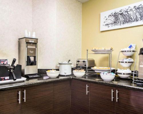 佛罗伦萨Sleep Inn Florence North的带 asteryasteryasteryasteryasteryasteryasteryasteryasteryasteryasteryastery 的厨房