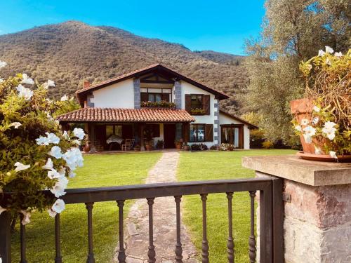 a house with a mountain in the background at Excepcional Casa El Olivo in Ojedo