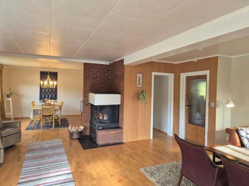 Ruang duduk di Cozy Home with Sauna, river views and 10 min from Hafjell and Lillehammer