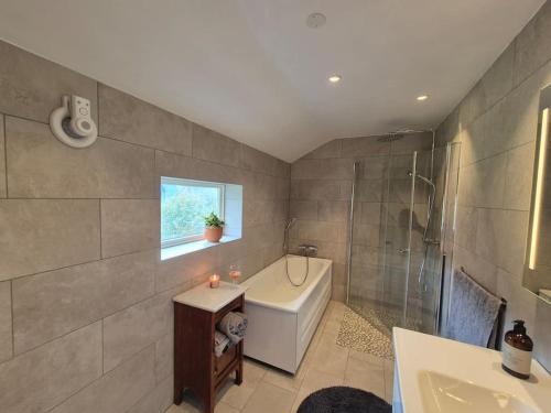 Bilik mandi di Cozy Home with Sauna, river views and 10 min from Hafjell and Lillehammer