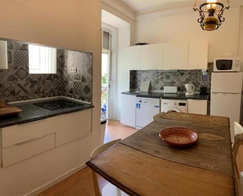 Stay as a Local! Santos Historical Guesthouse III