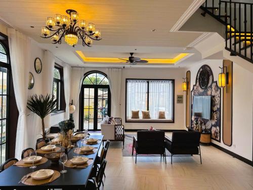 a dining room with a table and a living room at Villa Đà Lạt Khởi Nghĩa Bắc Sơn Gần Hồ Xuân Hương Gần Chợ Đêm - KNBS Lana in Xuan An
