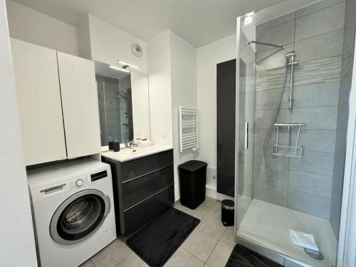 La salle de bains est pourvue d'un lave-linge et d'une douche. dans l'établissement Cosy moderne 2 pièces - balcon - Asnières - 2 PAX, à Asnières-sur-Seine