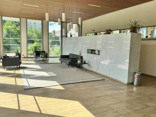 - un salon avec un hall doté d'une cheminée dans l'établissement Cosy moderne 2 pièces - balcon - Asnières - 2 PAX, à Asnières-sur-Seine