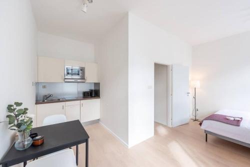 プラハにあるVibrant Old Town Studioの白い部屋(ダイニングテーブル、キッチン付)