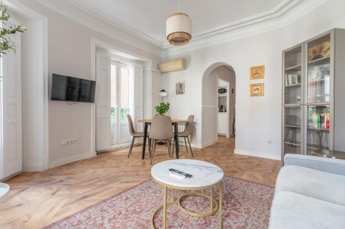 Bright cozy-2bedrooms 1bath-Anton Martin