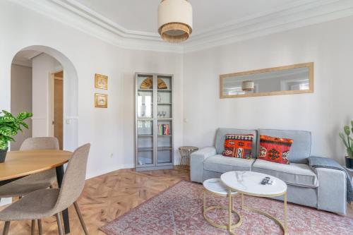 Bright cozy-2bedrooms 1bath-Anton Martin