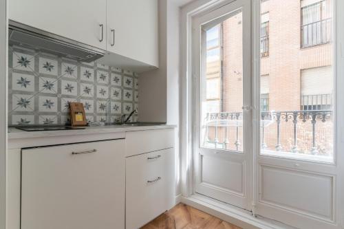 Bright cozy-2bedrooms 1bath-Anton Martin