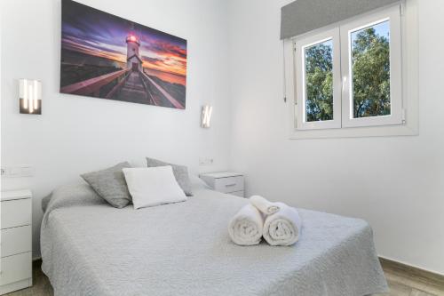 a bedroom with a bed with two towels on it at Apartamento La esencia del sur A in Vejer de la Frontera