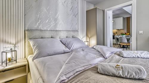 a bedroom with a king sized bed with a marble headboard at Źródło Izery przy gondoli VIP Sauna, Siłownia, Bawialnia by Royal Aparts in Świeradów-Zdrój