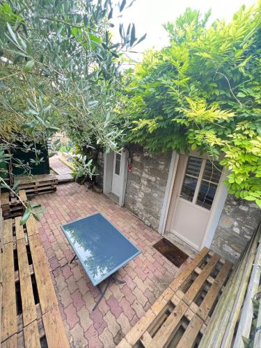 - un tapis installé sur une terrasse en briques devant un bâtiment dans l'établissement Ty Karret - Jacuzzi, à Flagy