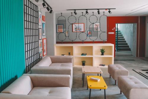 a waiting room with couches and a table and stairs at Campus Inspire Хмельницький in Khmelʼnytsʼkyy
