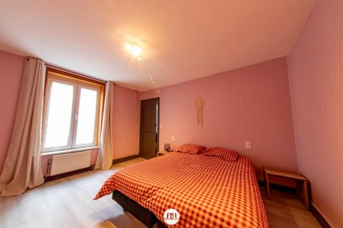 a bedroom with a bed and a window at Résidence des Chartriers in Mons