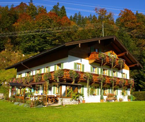 ヴァルヒェンゼーにあるRelax Appartment Walchenseeの側面に植物が植えられた建物