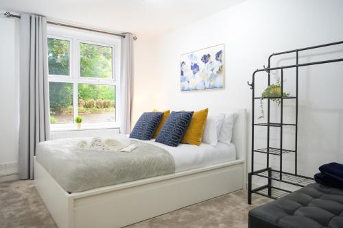 Silver Pines - 2BR - King Bed - 6 Guests - Wi-Fi - Free Parking photo 3