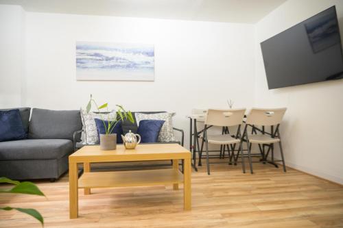 Silver Pines - 2BR - King Bed - 6 Guests - Wi-Fi - Free Parking photo 6