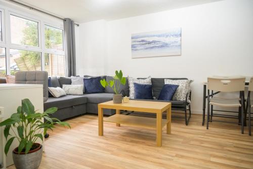 Silver Pines - 2BR - King Bed - 6 Guests - Wi-Fi - Free Parking photo 31