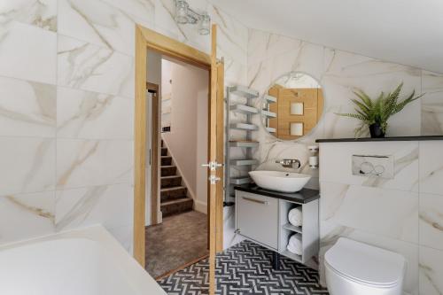 Η κουζίνα ή μικρή κουζίνα στο Woodpeckers - Stylish luxury property with hot tub