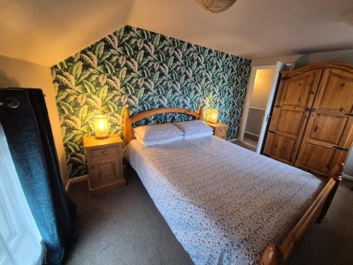 The Pebbles في ويتبي: غرفة نوم بها سرير مع مصباحين