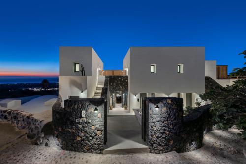 a villa with a view of the ocean at Klοstrá in Foinikiá