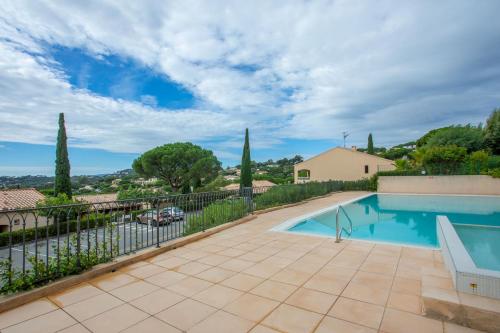 une villa avec une piscine et une clôture dans l'établissement Appartement Chêne Liège, à Sainte-Maxime