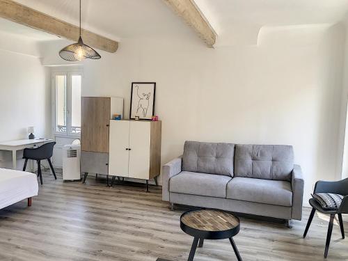 un salon avec un canapé et une table dans l'établissement Carré d'Or F1bis Croisette 1 mn Olam Properties, à Cannes