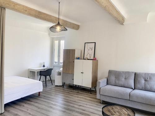 - un salon avec un canapé, un lit et un bureau dans l'établissement Carré d'Or F1bis Croisette 1 mn Olam Properties, à Cannes