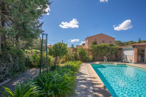 - une piscine dans l'arrière-cour d'une maison dans l'établissement Coin de paradis plage Peguiere, à Saint-Raphaël