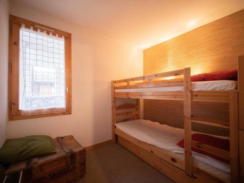 Un dormitorio con dos literas y una ventana. en Appartement cosy 4 pers, Animaux acceptés, Parking dispo - FR-1-291-845, en Valmorel