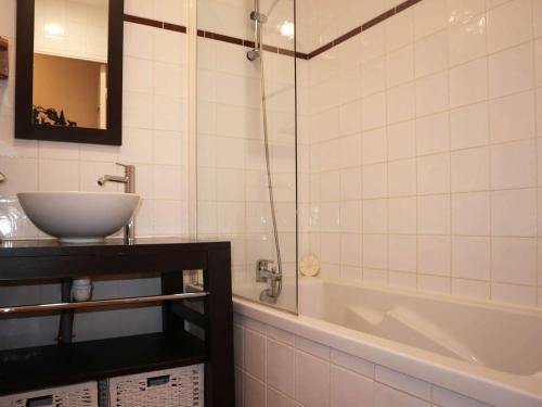 une salle de bain avec un lavabo et une baignoire dans l'établissement Appartement standing aux Orres 1800 avec piscine, sauna, hammam, wifi, animaux admis - FR-1-322-32, aux Orres