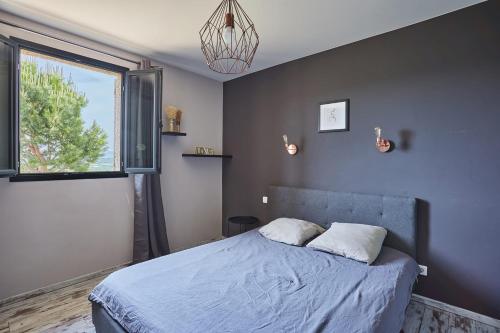 une chambre avec un lit avec une grande fenêtre dans l'établissement Family house L'Oasis, à Mollans-sur-Ouvèze