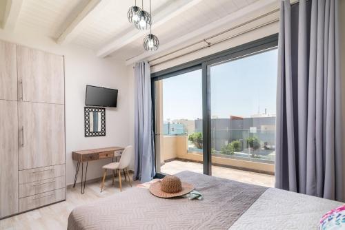 Ένα ή περισσότερα κρεβάτια σε δωμάτιο στο ELMARA Luxury Villa 1 - Next to the Beach