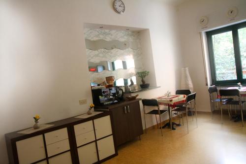 eine Küche und ein Esszimmer mit einem Tisch und Stühlen in der Unterkunft B&B Music in Mailand