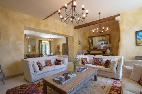 VilledieuにあるChâteau des Trois Toursのリビングルーム(白い家具、シャンデリア付)