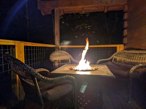 "Smoky Banjo Cabin" Epic Views & Total Privacy photo 14
