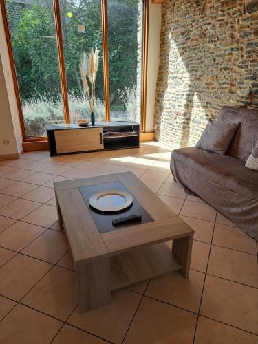 a living room with a coffee table and a couch at Le Canari in Huisnes-sur-Mer