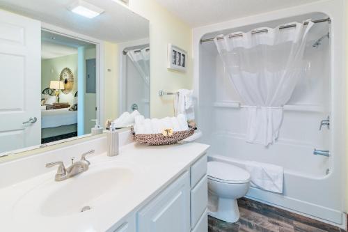 Kopalnica v nastanitvi Paradise Resort, Unit 802, 4 Bedroom, 3 Bath, Direct Oceanfront