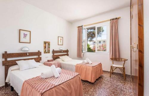 Ένα ή περισσότερα κρεβάτια σε δωμάτιο στο Menorca Chalet Rustic Sunny Retreat by the Sea