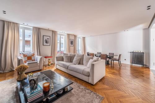 un salon avec un canapé et une table dans l'établissement Amazing apartment 2BDR/6PAX next to Champs Elysées, à Paris