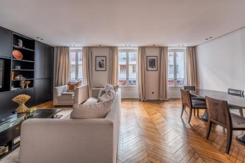 un salon avec un canapé et une table dans l'établissement Amazing apartment 2BDR/6PAX next to Champs Elysées, à Paris