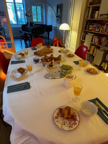 une longue table avec des assiettes de nourriture dans l'établissement Maison Bout du monde Angers hyper centre, à Angers