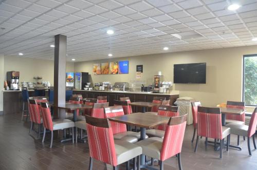 a restaurant with tables and chairs and a bar at Comfort Inn & Suites Maumee - Toledo I80-90 in Maumee