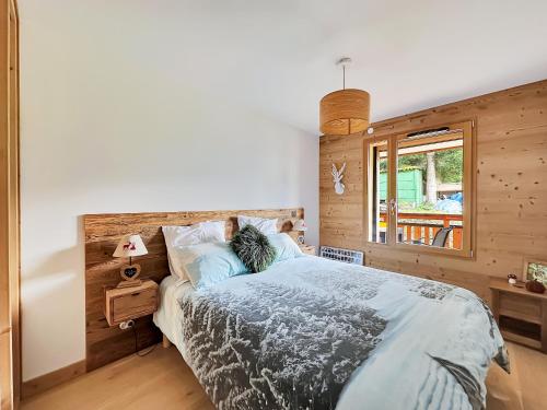 une chambre avec un lit et une fenêtre dans l'établissement GRD114 Appartement standing 6 pers pied de piste, aux Carroz d'Arâches