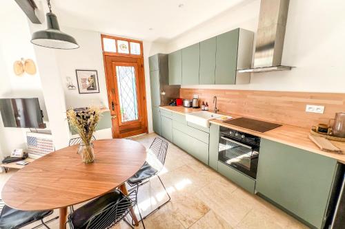 O bucătărie sau chicinetă la AC - Private Parking - Close to the ramparts