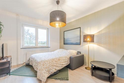 una camera da letto con un letto e un tavolo di sakura relax a Basse-Ham