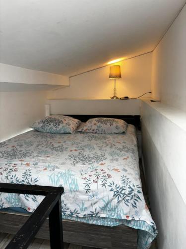 - un lit dans une petite chambre avec une lampe dans l'établissement Pretty Montmartre, à Paris