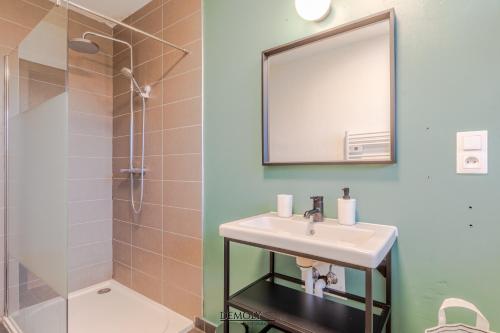 un bagno con lavandino e doccia di sakura relax a Basse-Ham