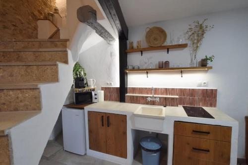 una cocina con fregadero y encimera en El Capricho, en Ronda