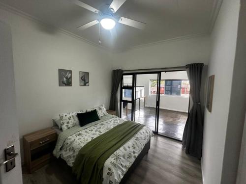 En eller flere senge i et værelse på Lantern Cottage